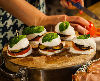 Panini de mozzarella de bufflonne, tomate, basilic et courgette