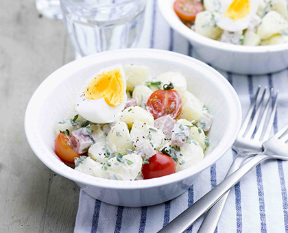 Oeuf mollet, pommes de terre  aux herbes et tuiles de parmesan