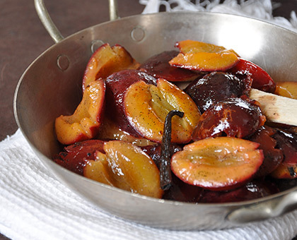Poêlée de prunes à la fleur d'oranger et à la vanille