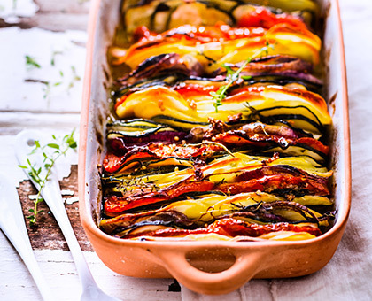 Tian de pommes de terre, tomates, courgettes et oignons rouges