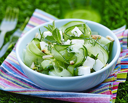 Tagliatelle de concombre à la menthe et à la féta