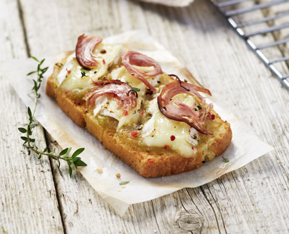 Tartine de quatre-quarts sucrée salée au fromage et à l’andouille