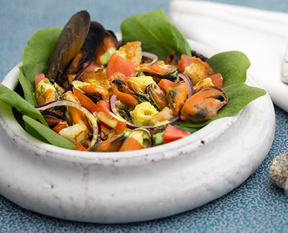 Salade composée aux moules et à la tomate