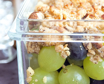 Crumble express de raisin aux noisettes