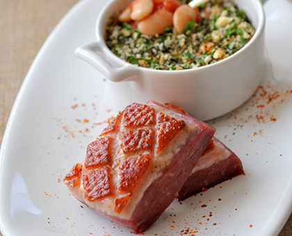 Cocotte de haricots tarbais, magret de canard, croûte de parmesan aux herbes