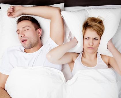 On a testé une solution naturelle (et efficace) contre les ronflements !