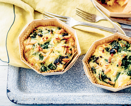 Clafoutis de kale, brousse, olives noires et pignons
