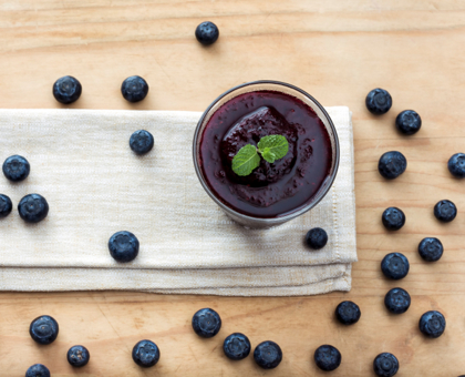 Des bains de bouche à la myrtille pour éviter le tartre