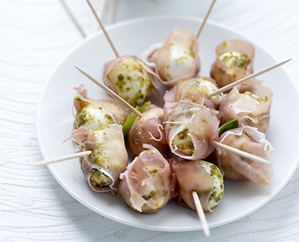 Mini tournedos de lotte au jambon de Bayonne Aoste, coulis de poivrons au paprika fumé