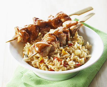 Riz à poêler légumes du soleil et parmesan - Brochettes de porc sauce saté