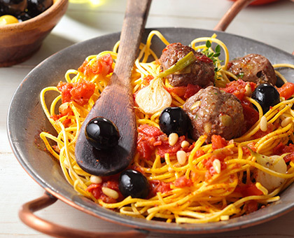 Boulettes de bœuf aux olives vertes, spaghettis aux tomates fraîches et origan