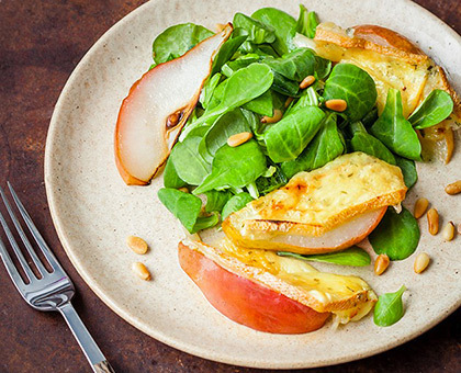 Salade de poires à la raclette Ail & Fines Herbes RichesMonts