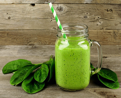 Smoothie épinards, céleri et salade