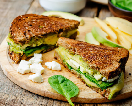 Sandwich avocat, épinard et feta
