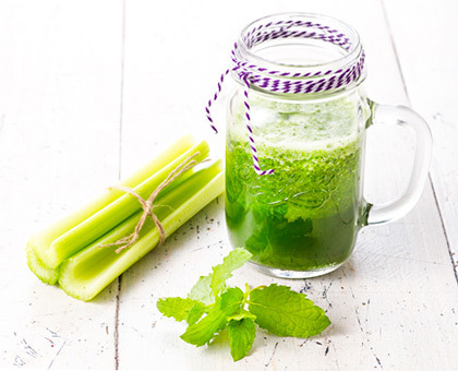 Smoothie céleri, brocoli et salade verte
