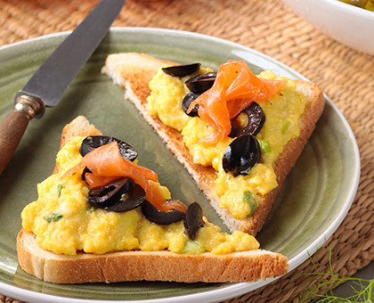 Brouillade d’œufs aux olives noires, salade de fenouil à l’orange