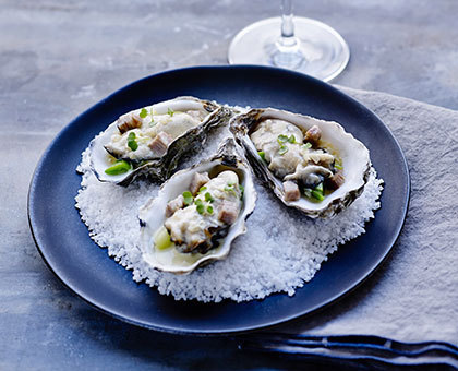 Nage d’huitres chaudes, blancs de poireaux et andouille de Guémené