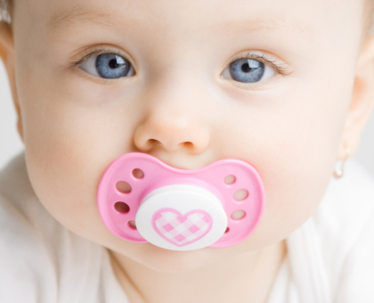 Et si les tétines empêchaient les enfants de bien entendre ?