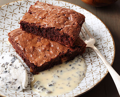 Brownie au chocolat, quenelle de crème fouettée aux olives noires