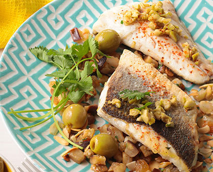 Filet de bar piqué à l’olive verte, mitonnée d’aubergines et amandes torréfiées