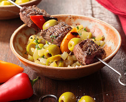 Brochettes de bœuf, condiment aux olives vertes et riviera de pommes de terre