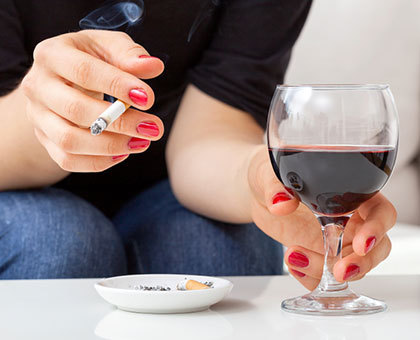 Pourquoi a-t-on plus envie de fumer lorsque l’on boit de l’alcool ?