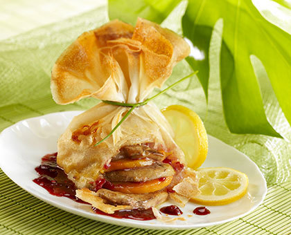 Aumonière de Foie Gras Montfort aux poires caramélisées vanille, sauce aigre douce framboise citron