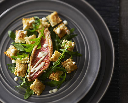 Rouget barbet, crème d’ail et Ravioles croustillantes au basilic