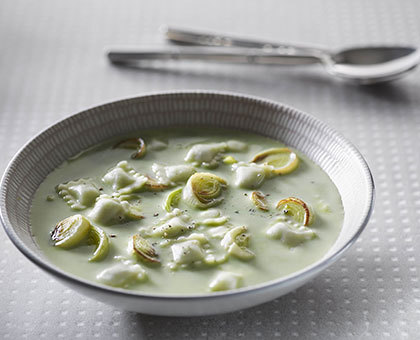 Soupe de ravioles aux poireaux caramelisés