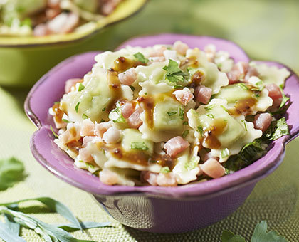 Salade de ravioles aux herbes, jambon cru et vinaigrette à l’orange