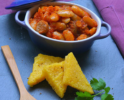 Haricots Tarbais à la sauce tomate, polenta poêlée et saucisse et romarin