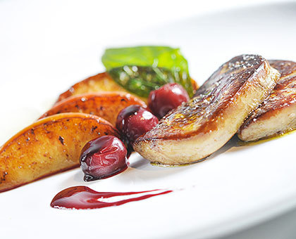 Foie gras de canard poêlé aux griottes et pommes