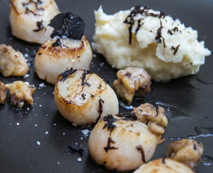 Coquilles Saint-Jacques rôties sel et poivre, purée de panais parfumée à la truffe, châtaignes caramélisées