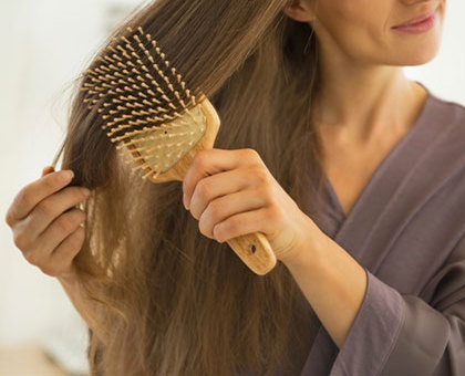 100 coups de brosse par jour pour avoir de beaux cheveux : mythe ou réalité ?
