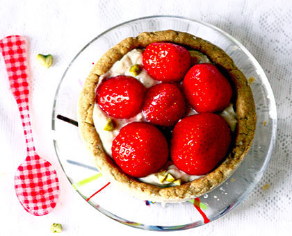 Tartelettes aux fraises, pâte sablée à la pistache & crème pâtissière à l’amande