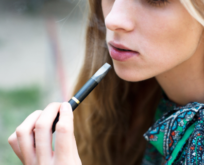 Présence de substances dangereuses dans les liquides aromatisés de nombreuses e-cigarettes