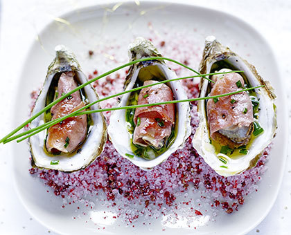 Huîtres snackées au jambon de Bayonne Aoste, sauce vierge de ciboulette à l’huile de truffe