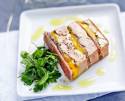 Terrine de foie gras poêlé, mangue, jambon de Bayonne Aoste et gelée de Sauternes au poivre de Timut