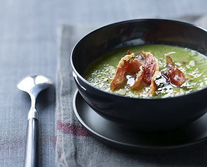 Velouté de petits pois aux amandes et ses chips de jambon serrano Aoste