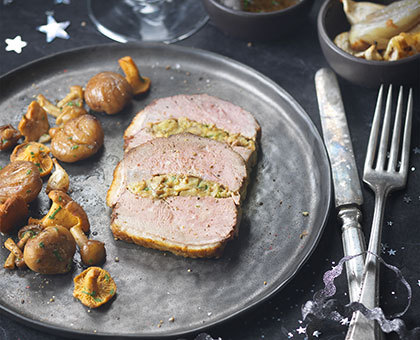 Roti de magret de canard Montfort et sa farce aux marrons, aux champignons et pommes acidulées