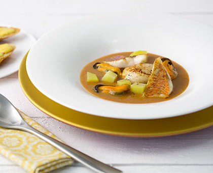 Bouillabaisse de Saint-Jacques et sa tartine croustillante de rouille au corail