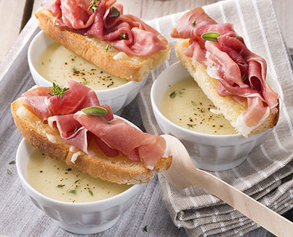 Soupe a l'oignon et aux pommes de terre, tartines de jambon de Parme