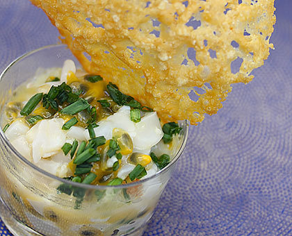 Tartare de noix de Saint-Jacques, fruit de la passion, citron vert & yuzu et sa tuile au parmesan & poivre rouge