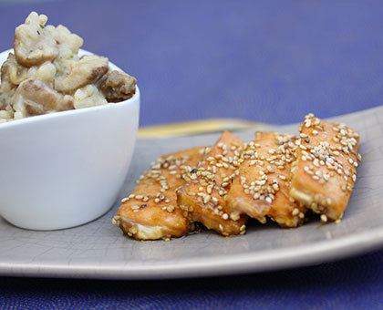 Saumon snacké en habit de soirée (kitul & sésame) et son risotto aux morilles