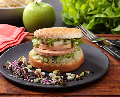 Le Burger au Foie Gras, jeunes pousses et pomme Grany Smith
