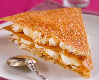 Mille feuilles de crêpes à la rose et aux amandes