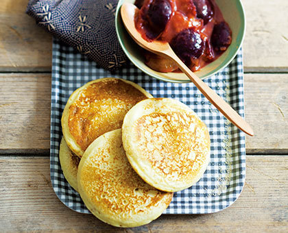 Pancakes à la vanille et prunes poêlées