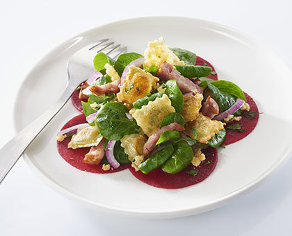 Salade de ravioles, saucisse de Morteau et Comté croustillant