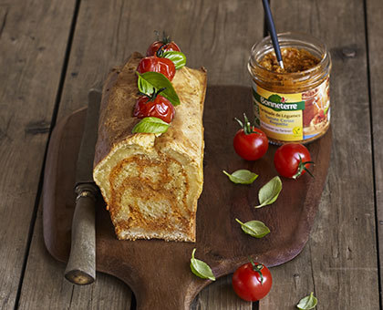 Cake au parmesan et à la tartinade de légumes tomate cerise roquette