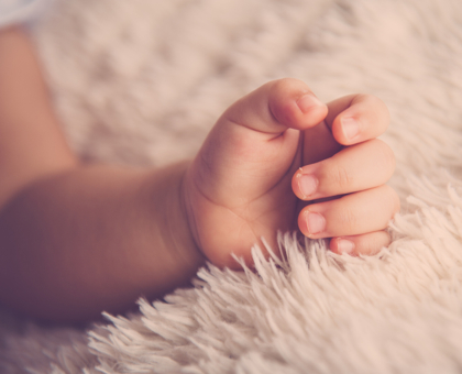 Maman en 2016 : les 20 prénoms tendance pour fille et garçon !